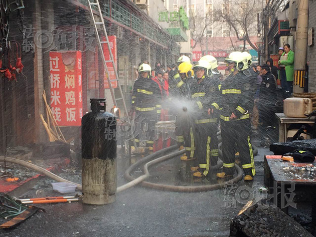 面馆起火煤气罐漏气 消防队员给罐体降温