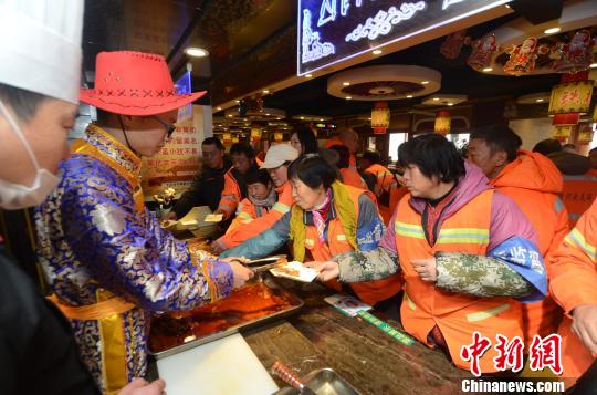 河北香河一餐厅请200余名环卫工同吃“团圆饭”