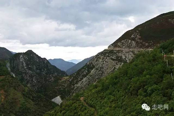 昆明至禄劝是二级道路,路况甚好,一两个小时就到了禄劝屏山镇,县城到
