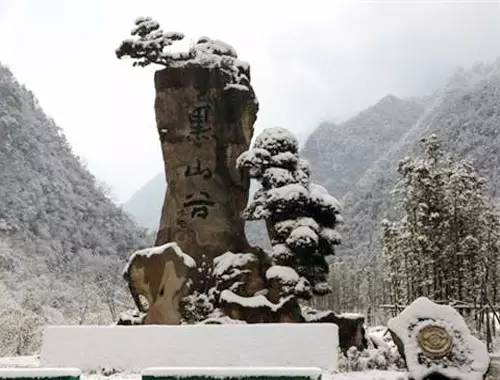 万盛黑山谷汽车:重庆四公里枢纽站——彭水——景区火车:重庆北站