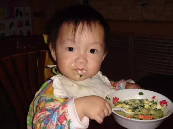 什么时候开始教宝宝自己吃饭?