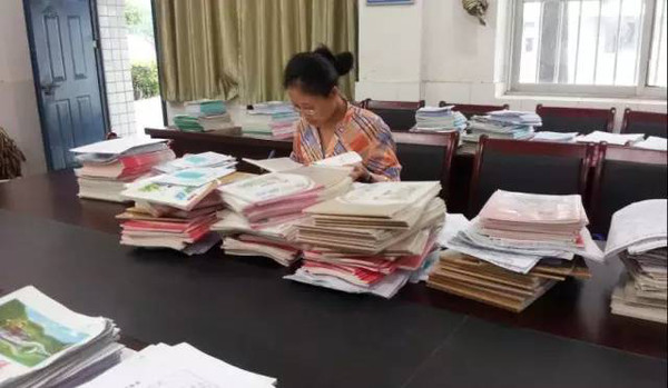 ▍正在批改假期作业的老师