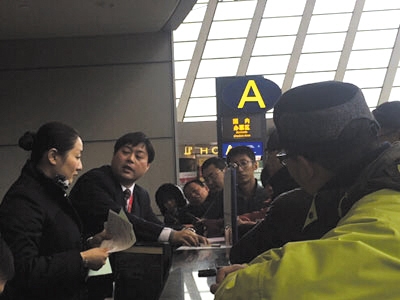 东航疑超售机票致40多人滞留机场(图)