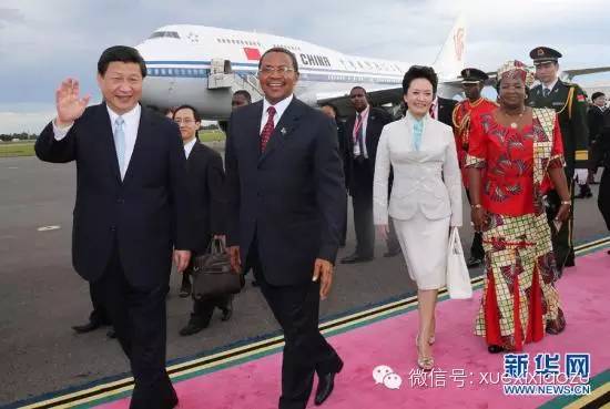 坦桑尼亚总统基奎特和夫人到机场迎接习近平和夫人彭丽媛。