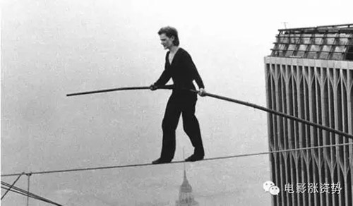 1974年8月7日，一个叫菲利普·帕特的法国小伙儿世贸中顶楼，站在双子塔之间的钢丝，走了一次吓尿大家的钢索。