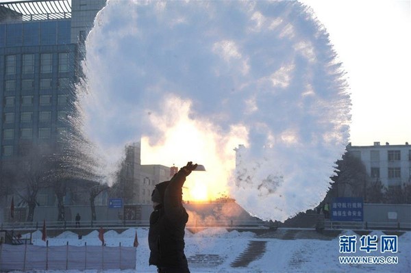 中国多地进入急冻状态 哈尔滨人玩泼水成冰(图
