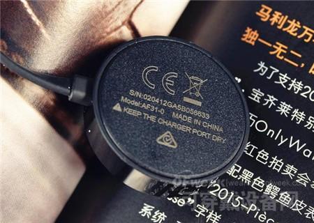 荣耀手环zero的充电器采用了磁吸式设计,感觉上略大,而且很厚,但是吸附性很强,轻轻碰触就能准确连接在一起,充电速度很快。