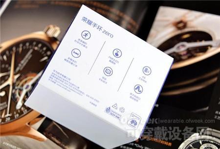 其他部位也很精致的设计上了这款手环的一些特色介绍,而且,笔者很喜欢这样的设计风格,整洁、简洁,蓝色与白色的配色搭配给人的视觉感受也很舒适。