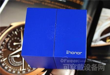 内包装采用了蓝色的硬纸盒,打开方式更是采用了很多奢饰品、珠宝首饰才会采用的对开式设计,打开的瞬间就给人一种惊艳的感觉。看来荣耀手环zero的设计师真的是把这款手环当做时尚奢侈品来设计的。