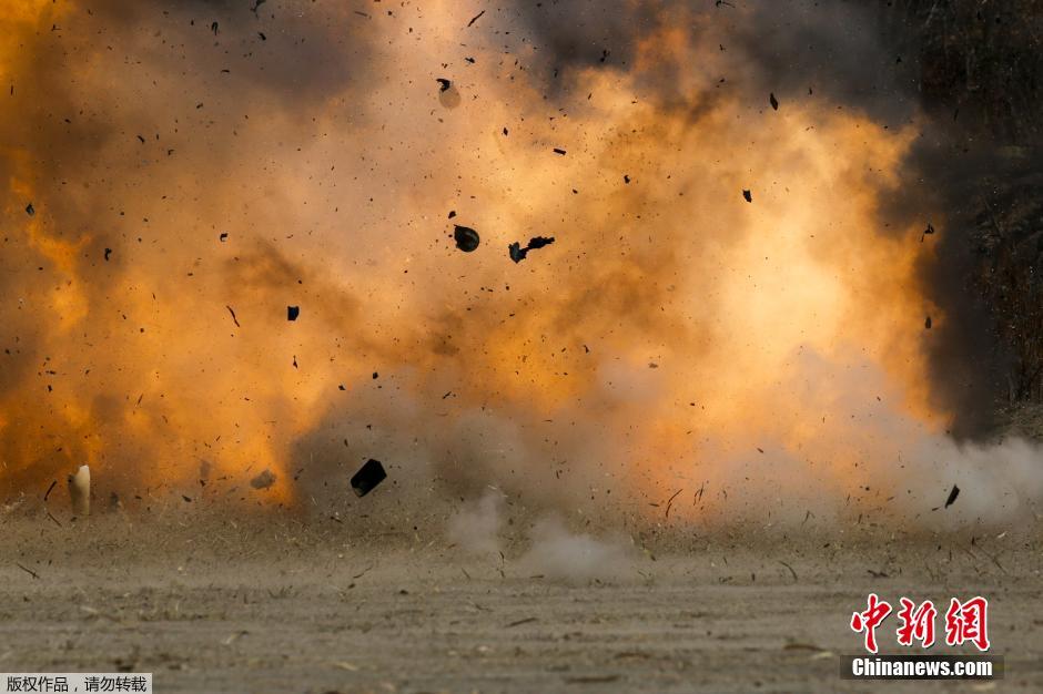 泰国警方研究爆炸场景 展示汽车炸弹杀伤力(组图)近日