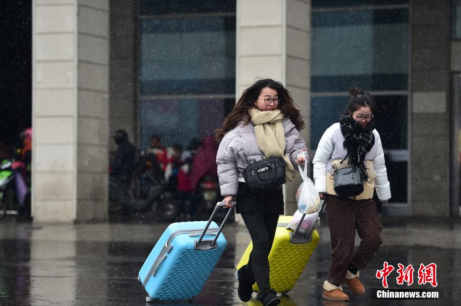 1月22日,旅客在合肥火车站出行.