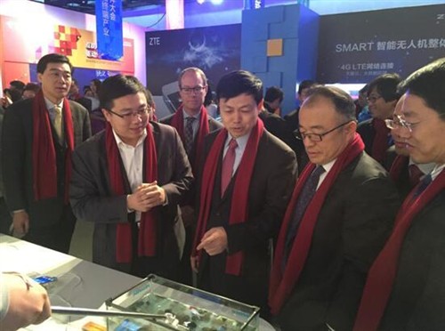 大会现场,在青岛海信通信常务副总经理李建成的陪同下,中国电信集团公司总经理杨杰等电信领导,近距离体验了金刚II水下拍照、A1指纹解锁等技术成果,并给予高度赞评。