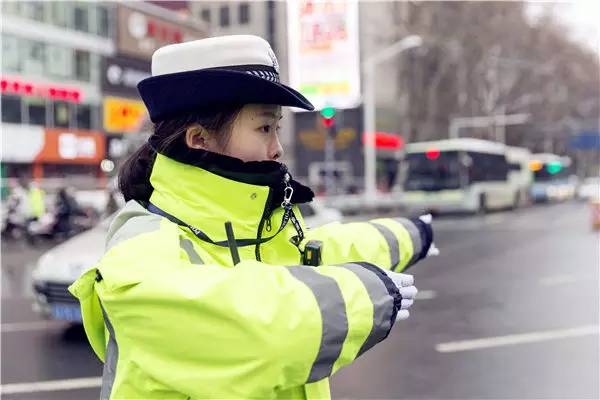 今日头条风雪吻征衣女交警vs大寒潮