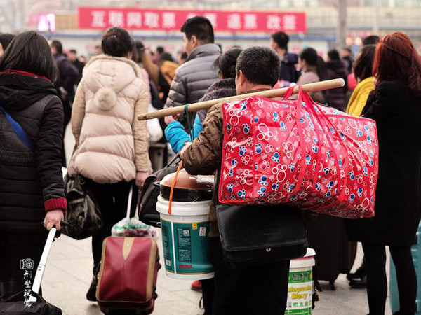 春运开始前,北京火车站老乡们回家过年