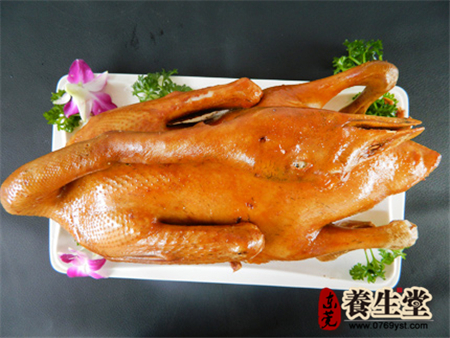 实际"碌"是煮的意思.塘厦碌鹅是具有客家风味的东莞菜.