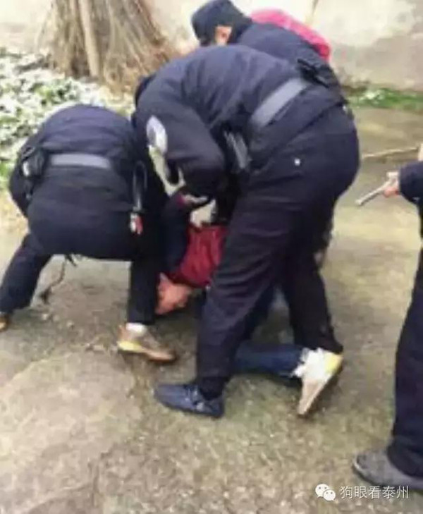 泰兴二抢劫嫌犯当场落网(现场抓捕图)