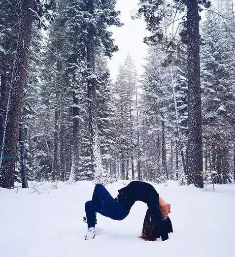 她们在雪花纷飞时瑜伽美极了