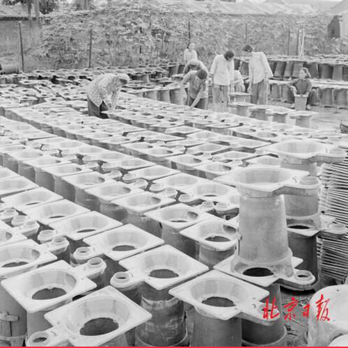 这是广安铸造厂职工在生产蜂窝、煤球两用火炉。这种大小的炉子一般是家用的。