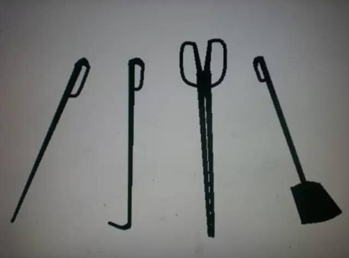 还记得这些伺候炉子用的家伙事儿吗？从左至右依次是：火筷子、火钩子、火钳子、小煤铲儿，凑成了“四件套”。
