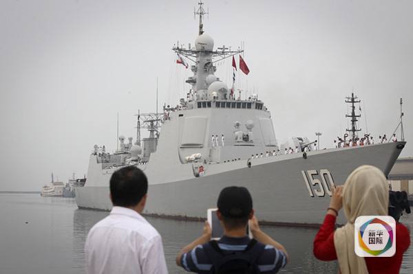 2014年9月20日,中国海军第17批亚丁湾护航编队“长春”号导弹驱逐舰驶入伊朗阿巴斯港,开始对伊朗进行为期5天的友好访问。这也是我海军舰艇首次访问伊朗。(新华社发 艾哈迈德·哈拉比萨斯摄)