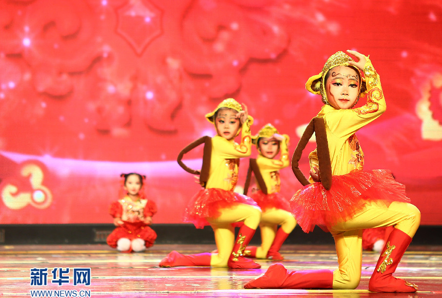 1月22日,孩子们在演出开场舞《金猴迎春》.