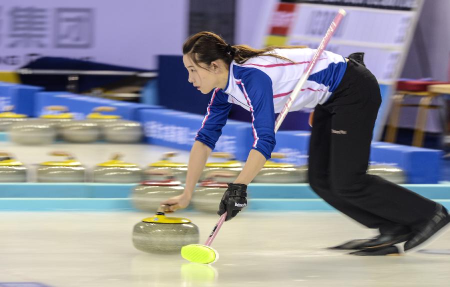 当日,在第十三届全国冬季运动会青年女子冰壶决赛中,哈尔滨队以5比2