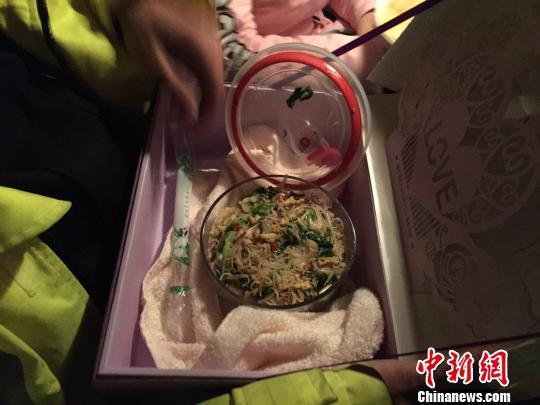 交警婚礼前夕抗击世纪寒潮 未婚妻送热饭感动众人