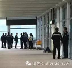 飞机行将到达,香港警方在廊桥外等待。
