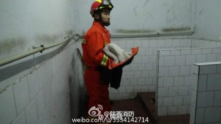 陕西咸阳一婴儿被遗弃公厕 消防员将婴儿救出