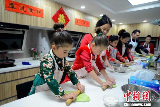 俄罗斯“洋女婿”在广州拜师学做中国年夜饭(图)