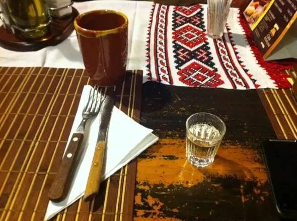当然还有马铃署 土豆烧牛肉 是他们餐桌上的主角 是罗马尼亚的特产 咸