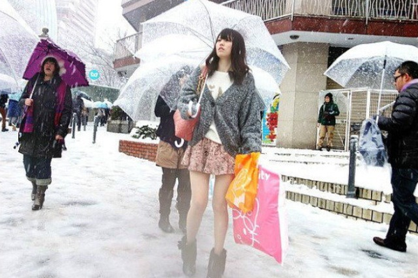 国内冷出新高度,穿丝袜的日本妹子咋过冬?