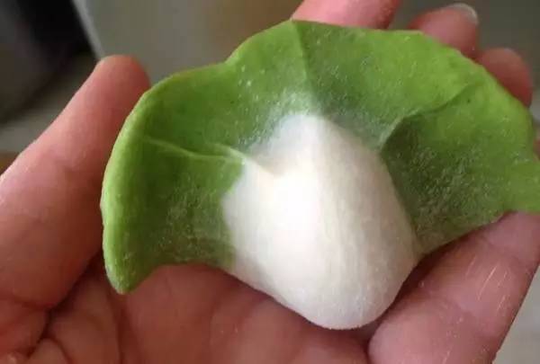 白菜饺子边上的皮擀薄一些.