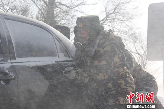新疆216国道5人被暴风雪围困 武警官兵及时救援