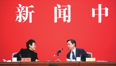 市发改委主任卢彦(右)与市规划委主任黄艳(左)出席新闻发布会。