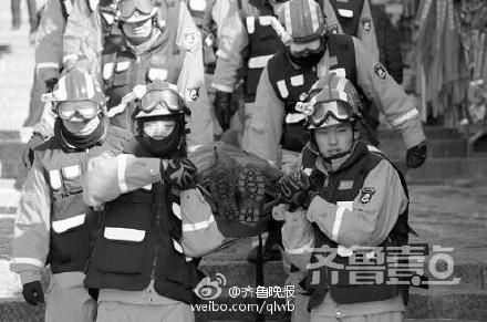 游客泰山顶摔伤 -25℃消防员将其抬下七千级台阶