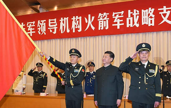 资料图：习近平将军旗郑重授予战略支援部队司令员高津、政治委员刘福连。