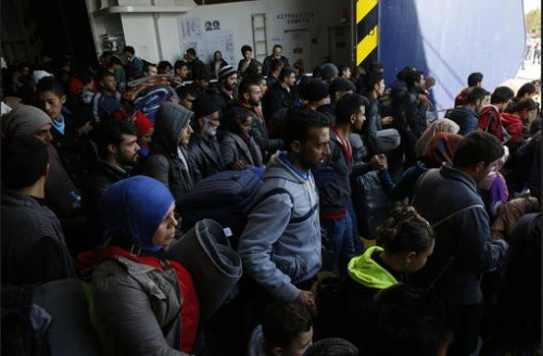 外媒:50名移民闯入渡轮 致法国加莱港交通延误