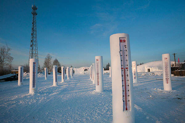 2015年12月25日，内蒙古根河市，“冷极村”温度表雪雕。 视觉中国 图