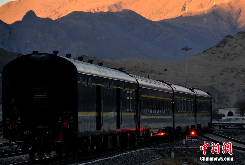 为西藏自治区春运首趟车—拉萨开往日喀则的z8801次列车.