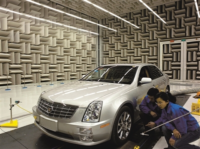 泛亚工程师在监听判断噪声来源。上汽