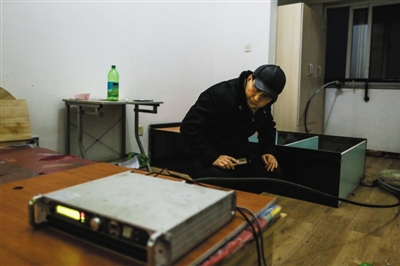 1月19日,北京市文明法律总队和警方结合步履,在通州一高层住民楼内,查获了正在播放不法药品告白的“黑电台”。