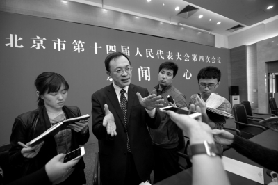 市民政局副局长李红兵在新闻发布会上接受记者采访。