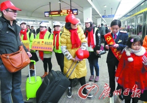 “共青团”号爱心列车从广州站开出,免费送广州读书的大学生和务工青年回家。广州日报记者黎旭阳 摄