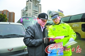 交警对过往大巴进行交通安全检查。广州日报记者莫伟浓 摄