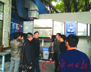 近日,禅城区环保局副局长陈总良带领环境质量控制小组到汽修厂了解VOC整治情况。