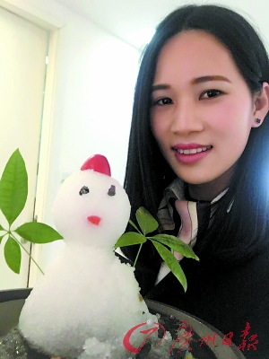 我与小雪人有个合影。