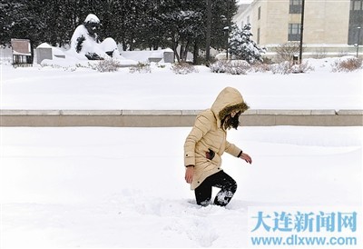 1月23日,在华盛顿的宪法大道,一名女子在雪中艰难行走,积雪已