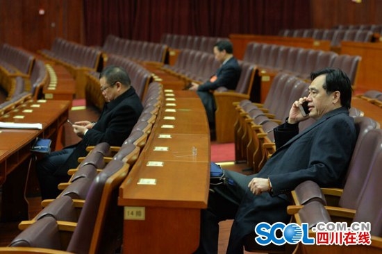四川在线消息(四川在线记者 杨琴 摄影 华小峰)四川省十二届人大四次会议将于2016年1月25日至1月29日在成都召开,会期5天。25日上午,大会将在成都隆重开幕,目前,各参会代表正陆续步入会场。