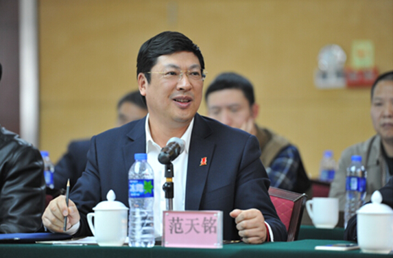 范天铭董事长围绕对当前养殖业和饲料工业发展形势和特点的分析展望、对“十三五”行业和企业发展的意见建议、对协会下一阶段工作的建议三个议题进行了发言。